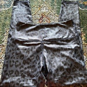 BOUTIQUE WOMENS ANIMAL PRINT LEGGINGS IN SZ MED…NWOT…SHINY APPEARANCE…CUTE!!!